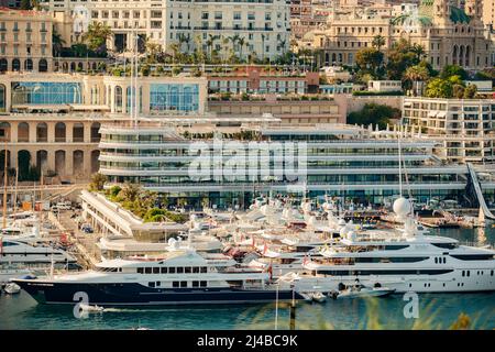 Monaco, Monte Carlo, 21. August 2017: Luftaufnahme des Hafens Hercules bei Sonnenuntergang liegen Megayachten in der Marina in der Nähe des Yachtclubs von Monaco, Blick auf die Stadt