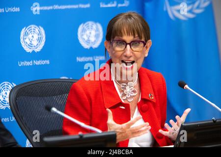 New York, USA. 13. April 2022. Rebeca Grynspan, Leiterin der UN-Konferenz für Handel und Entwicklung (UNCTAD), spricht vor dem UN-Hauptquartier in New York City. Grynspan und UN-Generalsekretär Antonio Guterres präsentierten einen UN-Bericht über die globalen Auswirkungen des Krieges in der Ukraine auf die Ernährungs-, Energie- und Finanzsysteme. Kredit: Enrique Shore/Alamy Live Nachrichten Stockfoto