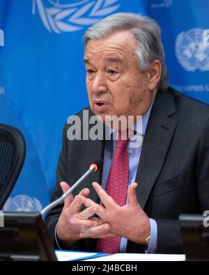 New York, USA. 13. April 2022. UN-Generalsekretär Antonio Guterres spricht vor dem UN-Hauptquartier in New York City. Guterres stellte einen UN-Bericht über die globalen Auswirkungen des Krieges in der Ukraine auf die Ernährungs-, Energie- und Finanzsysteme vor und sagte, dass „Ein humanitärer Waffenstillstand in der Ukraine derzeit nicht möglich scheint“. Kredit: Enrique Shore/Alamy Live Nachrichten Stockfoto
