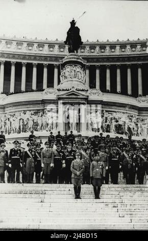 Diktatoren treffen sich - Hitler und Mussolini stehen heute auf den Stufen des unbekannten Soldatengrabes auf der Piazza Venezia, Rom, wo Hitler einen Lorbeerkranz hinlegte. Hinter den Diktatoren stehen Minister Italiens und Deutschlands. Herr Hitler und Signor Mussolini fuhren heute Morgen gemeinsam in einem offenen Auto durch die Straßen hier zur Piazza Venezia, zum Pantheon und zur faschistischen Partei. Die beiden Diktatoren standen während ihrer Fahrt auf. 19. Juni 1938. (Foto von Associated Press Photo). Stockfoto