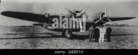 J. A. Mollison, zweiter von links, mit dem „Flying Wing“-Flugzeug bereit, England zu verlassen. Ferry-Pilot J.A. Mollison ist gerade mit dem „Flying Wing“-Flugzeug 4000 Meilen nach französischem Äquatorialafrika geflogen. Das Flugzeug hat zwei Ausleger anstelle einer Karosserie, um das Heck zu halten, und Passagiere und Fracht werden im mittleren Teil des Flügels transportiert. 12. August 1941. (Foto von British Official Photograph). Stockfoto