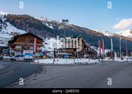 Luxuriöse Hotelgebäude an der Hauptstraße vor den wunderschönen Bergen an sonnigen Tagen Stockfoto