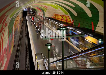 Köln, Deutschland, April 11 2022: Zug bei der Ankunft an einer U-Bahn-Station in köln ehrenfeld Stockfoto