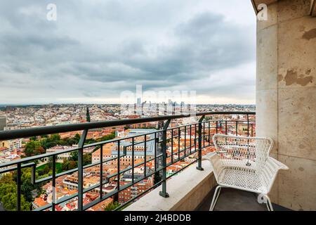 Marmorterrasse mit schwarzem Metallgeländer in Hochhauswohnungen mit Blick auf einen Teil der Stadt Madrid Stockfoto