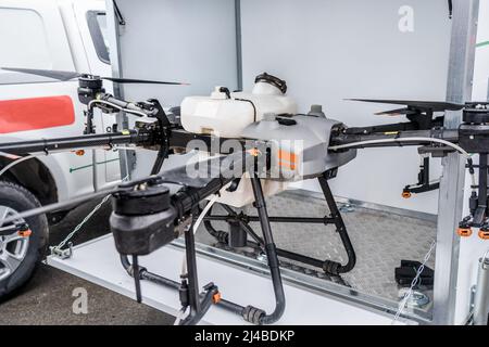 Spezielle Drohnen- oder Quadcopter-Flugzeuge für die Landwirtschaft zum Arbeiten auf gesät Feldern, Spritzen und Bewässern. Stockfoto