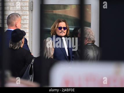 Fairfax, Vereinigte Staaten. 12. April 2022. Johnny Depp kommt am Dienstag, den 12. April 2022, im Fairfax County Courthouse in Fairfax, Virginia an. Kredit: Ron Sachs/CNP (BESCHRÄNKUNG: KEINE New York oder New Jersey Zeitungen oder Zeitungen innerhalb eines 75 Meilen Radius von New York City) Gutschrift: dpa/Alamy Live Nachrichten Stockfoto