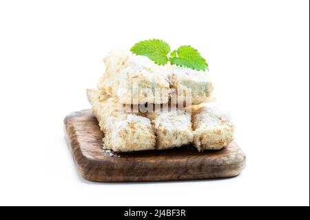 Schuppige süße Brötchen mit Creme isoliert auf weiß Stockfoto