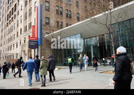 Die Menschen gehen am Eingang des New York Presbyterian Hospital Walk-in Noteingangs an der 168. st und am Broadway in Washington Heights, Manhattan vorbei Stockfoto