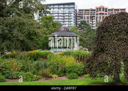 Halifax Public Gardens mit dem viktorianischen Kiosk aus dem Jahr 1836, Nova-Scotia, Kanada Stockfoto