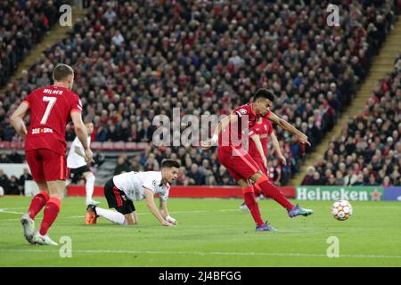 Anfield, Liverpool, Großbritannien. 13. April 2022. Champions League Fußball, Liverpool gegen FC Benfica, Viertelfinale 2.: Luis Diaz von Liverpool schießt beim Tor Credit: Action Plus Sports/Alamy Live News Stockfoto