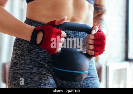 Eine junge Frau trainiert in einer Crossfit-Turnhalle. Stockfoto