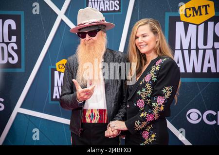 Nashville, Tennessee - 11. April 2022 Billy Gibbons von ZZ Top und seine Frau Gilligan Stillwater kommen am 11. April 2022 im Municipal Auditorium in Nashville, Tennessee, auf den roten Teppich für die CMT Awards 2022. Quelle: Jamie Gilliam/The Photo Access Stockfoto