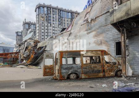 Bombenangriff Russland Krieg Schaden Ukraine Kriegsverbrechen. Nach der Panzerung der Stadt Bucha, die von Zivilisten bombardiert wurde, wurden Gebäude zerstört. 2022 russische Invasion von Stockfoto