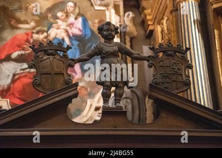 Ein geschnitzter hölzerner Cherub auf dem Tor des Eingangs zur Kapelle der anglo-bayrischen Langue in der Saint John's Co-Cathedral, Valletta, Malta. Stockfoto