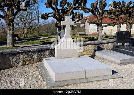 Denkmal für Charles de Gaulle (1890-1970) und Yvonne Vendroux (1900-1979), die in der Kirche Notre Dame in Calais, Frankreich, geheiratet haben Stockfoto