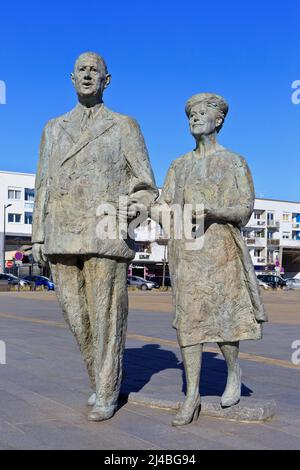 Denkmal für Charles de Gaulle (1890-1970) und Yvonne Vendroux (1900-1979), die in der Kirche Notre Dame in Calais, Frankreich, geheiratet haben Stockfoto