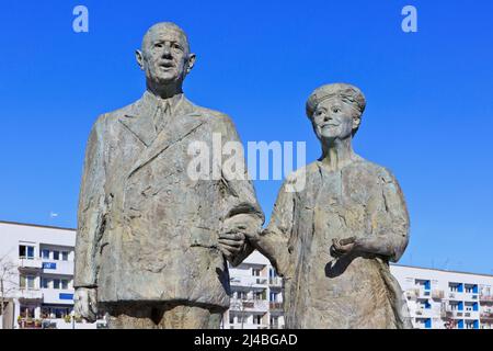 Denkmal für Charles de Gaulle (1890-1970) und Yvonne Vendroux (1900-1979), die in der Kirche Notre Dame in Calais, Frankreich, geheiratet haben Stockfoto