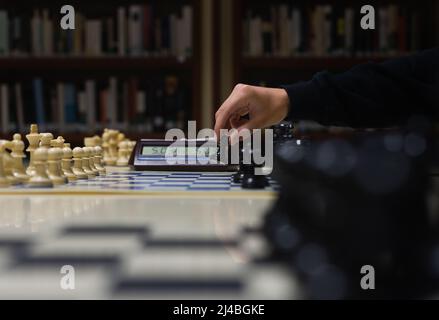 Hand bewegt einen Bauer in einem Schachspiel. Stockfoto