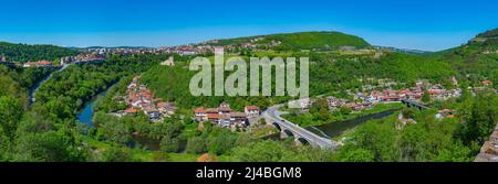 Blick auf die Wladishki Brücke über den Fluss Yantra in Veliko Tarnovo Stockfoto