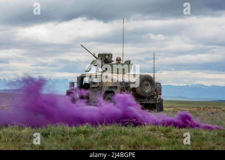 Boise, Idaho, USA. 30. März 2022. Idaho National Guard 116. Cavalry Brigade Combat Team's 2. der 116. Combined Arms Bataillon hat sich mit der Idaho Army National Guards 1. der 183 Assault Helicopter Bataillon zusammengetan, um medevac Training im Orchard Combat Training Center am 30. März 2022 durchzuführen. Das Training simulierte Notevakuierungen von kranken oder verwundeten Soldaten von einem Schlachtfeld. Bodenmediziner bildeten die medizinische Versorgung am Boden, bevor sie sie zu den Flugmedizinern an Bord des Hubschraubers UH-60 Black Hawk eilten, die ihre medizinische Versorgung fortsetzten, während sie zum nahe gelegenen med geflogen wurden Stockfoto