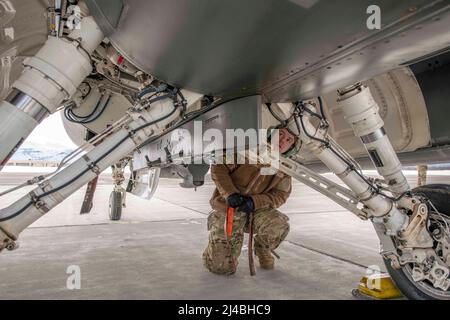 8. März 2022 - Joint Base Elmendorf-Richardson, Alaska, USA - US Air Force Tech. Sgt. Joe Boyer, ein F-16-Crew-Chef, der dem Ohio National Guards 180. Fighter Wing zugewiesen wurde, startet einen F-16 Fighting Falcon, der den 180FW zugewiesen wurde, während der U.S. Northern Command Übung ARCTIC EDGE 2022, 8. März 2022. AE22 ist eine alle zwei Jahre stattfindende Übung zur Heimatverteidigung für US- und kanadische Streitkräfte, um eine gemeinsame Fähigkeit zum schnellen Einsatz und Einsatz in der Arktis zu demonstrieren und auszuüben. (Bild: © U.S. National Guard/ZUMA Press Wire Service/ZUMAPRESS.com) Stockfoto