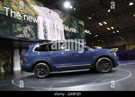 New York, Usa. 13. April 2022. Die Kia 2023 Telluride wurde am Mittwoch, den 13. April 2022, auf der New York International Auto Show 2022 im Jacob K. Javits Convention Center in New York City ausgestellt. Die erste New York Auto Show fand 1900 statt und es war die erste Auto Show, die jemals in Nordamerika stattfand. Rund 1 Millionen Besucher werden erwartet. Foto von Peter Foley/UPI Credit: UPI/Alamy Live News Stockfoto