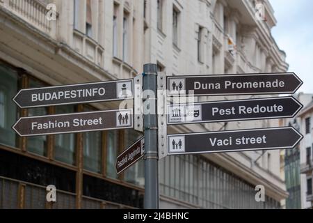 Richtungsschild zu vielen touristischen Orten in Budapest, Ungarn wie Fashion Street, Vaci Street, Duna Promenade, Tourist Information. Stockfoto