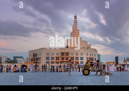 Souq Waqif Kanone feuern, Kanonenschuss auch bekannt als Midfaa Iftar Stockfoto