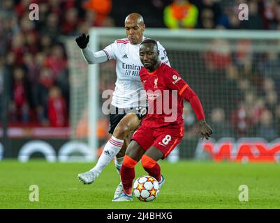 Liverpool. 14. April 2022. Liverpools Naby Keita (R) steht mit Benficas Joao Mario während des UEFA Champions League Quarterfinal 2. Leg-Spiels zwischen Liverpool und Benfica am 13. April 2022 in Liverpool, Großbritannien, auf dem Spiel. Das Spiel endete mit einem Unentschieden von 3-3. Liverpool gewann insgesamt 6-4. Quelle: Xinhua/Alamy Live News Stockfoto