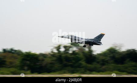 Eine F-16 Fighting Falcon vom 8. Fighter Wing hebt während Cope Tiger 2022 auf der Korat Royal Thai Air Base, Thailand, 15. März 2022 ab. Cope Tiger ist eine jährliche Luftübung, die die Fähigkeit der US-, Royal Thai- und der Luftstreitkräfte der Republik Singapur verbessern soll, zusammen zu operieren und gleichzeitig die militärischen Beziehungen und kombinierten Fähigkeiten der drei Nationen zu verbessern. (USA Foto der Luftwaffe von Staff Sgt. Jesenia Landaverde) Stockfoto
