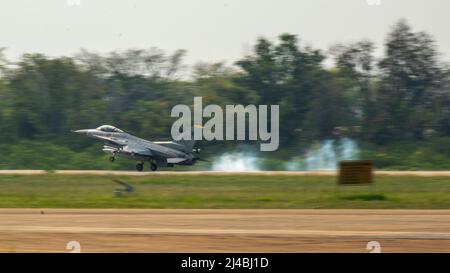 Eine F-16 Fighting Falcon aus dem 8. Fighter Wing landet während des Cope Tiger 2022 auf der Korat Royal Thai Air Base, Thailand, 15. März 2022. Cope Tiger ist eine jährliche Luftübung, die die Fähigkeit der US-, Royal Thai- und der Luftstreitkräfte der Republik Singapur verbessern soll, zusammen zu operieren und gleichzeitig die militärischen Beziehungen und kombinierten Fähigkeiten der drei Nationen zu verbessern. (USA Foto der Luftwaffe von Staff Sgt. Jesenia Landaverde) Stockfoto