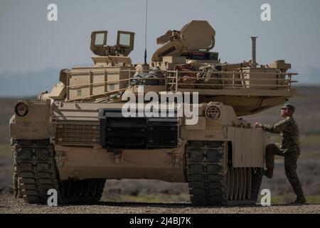 Ein Soldat der Nationalgarde der Idaho-Armee von B Company bereitet sich auf die Qualifikation zur Waffe vor. Das 2-116. Combined Arms Bataillon der Idaho Army National Guard war in den letzten Märztagen im Orchard Combat Training Center auf dem Feld. Die Soldaten der B Company, 2-166. CAB befinden sich in der letzten Phase der Vorbereitung auf einen bevorstehenden Einsatz zur Unterstützung der Operation Spartan Shield. Stockfoto