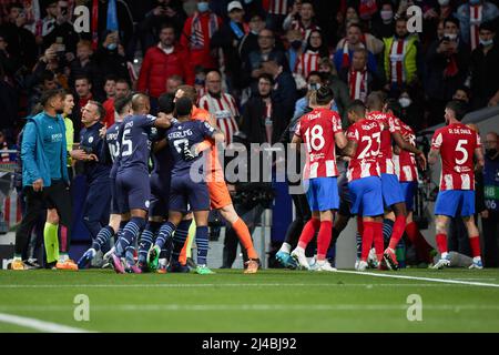 Madrid, Spanien. 13. April 2022. Spieler beider Seiten treffen sich während eines UEFA Champions League-Viertelfinalmatches in der zweiten Etappe zwischen Atletico de Madrid (Spanien) und dem Manchester City FC (England) am 13. April 2022 im Wanda Metropolitano Stadium in Madrid, Spanien. Quelle: Meng Dingbo/Xinhua/Alamy Live News Stockfoto