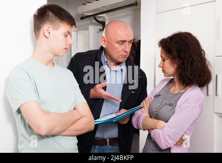 Familientreffen mit dem Schuldeneinzieher Stockfoto