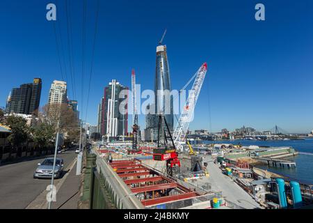 Bau von Barangaroo in Sydney, von der High Street in Millers Point aus gesehen. Barangaroo liegt an der Hickson Road in der Nähe des Sydney Vororts The Rocks und ist nach Westen in Richtung Darling Harbour und Balmain ausgerichtet. Nach der Fertigstellung wird das Barangaroo ein Casino, ein 5-Sterne-Hotel, gehobene Einzelhandelsgeschäfte und Hochhausapartments umfassen. Stockfoto