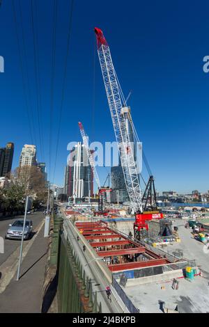 Bau von Barangaroo in Sydney, von der High Street in Millers Point aus gesehen. Barangaroo liegt an der Hickson Road in der Nähe des Sydney Vororts The Rocks und ist nach Westen in Richtung Darling Harbour und Balmain ausgerichtet. Nach der Fertigstellung wird das Barangaroo ein Casino, ein 5-Sterne-Hotel, gehobene Einzelhandelsgeschäfte und Hochhausapartments umfassen. Stockfoto