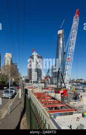 Bau von Barangaroo in Sydney, von der High Street in Millers Point aus gesehen. Barangaroo liegt an der Hickson Road in der Nähe des Sydney Vororts The Rocks und ist nach Westen in Richtung Darling Harbour und Balmain ausgerichtet. Nach der Fertigstellung wird das Barangaroo ein Casino, ein 5-Sterne-Hotel, gehobene Einzelhandelsgeschäfte und Hochhausapartments umfassen. Stockfoto