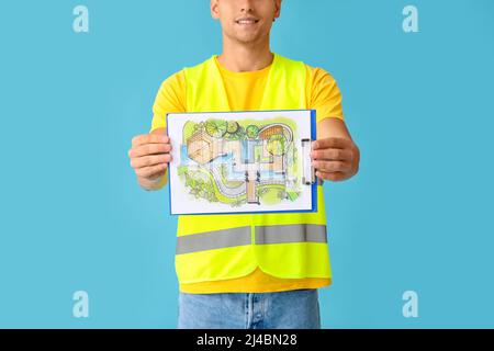 Junger männlicher Landschaftsdesigner mit neuem Projekt auf farbigem Hintergrund Stockfoto