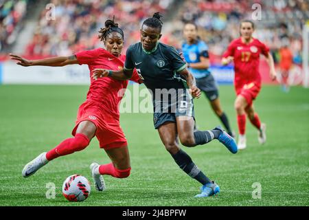 Vancouver, British Columbia, Kanada. 8.. April 2022. Kanu Uchenna Grace aus Nigeria wurde vom Kanadier Kadeisha Buchanan während des ersten Canada SoC in Angriff genommen Stockfoto