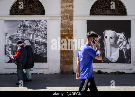 Caus, Spanien. 13. April 2022. Fußgänger kommen an den Bildern der Karwoche vorbei. Nach zwei Jahren der Reisebeschränkungen von Covid-19 und der Aufhebung der sozialen Aktivitäten in Spanien konnte das Unternehmen seine Aktivitäten zur Feier der Karwoche wieder aufnehmen. (Foto von Miguel Candela/SOPA Images/Sipa USA) Quelle: SIPA USA/Alamy Live News Stockfoto