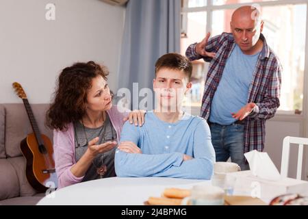 Teenager, der den vertagenden Eltern zuhört Stockfoto