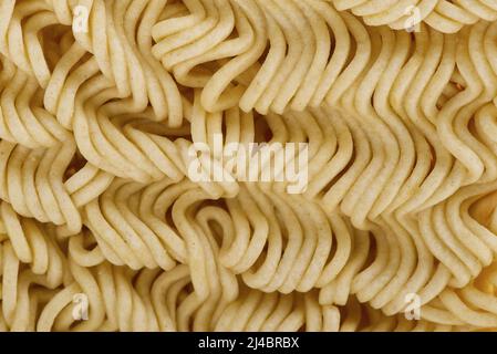 Rohe Instant-Nudeln. Nahaufnahme Instant Nudeln Textur für Hintergrund. Stockfoto