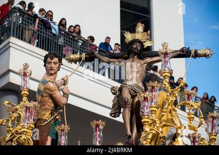 Faithfuls werden während des Karmittwochs gesehen, als sie die Statue des Christus der 'Fusionadas'-Bruderschaft betrachten, um die Feierlichkeiten der Karwoche zu feiern. Nach zwei Jahren ohne Karwoche aufgrund der Coronavirus-Pandemie warten Tausende von Gläubigen darauf, die Prozessionen mit den Statuen von Christus und der Jungfrau Maria im Rahmen der traditionellen Karwoche auf den Straßen zu sehen. In Andalusien versammelt die Karwoche Tausende von Menschen aus allen Ländern und gilt als eines der wichtigsten religiösen und kulturellen Ereignisse des Jahres. (Foto von Jesus Merida/SOPA Images/Sipa USA) Stockfoto