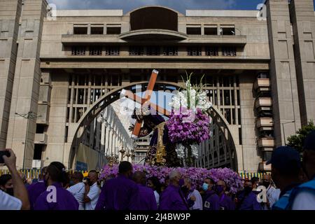 Caracas, Venezuela. 13. April 2022. CARACAS, VENEZUELA - 13. APRIL: Katholische Gemeindemitglieder nehmen an der traditionellen Prozession des Nazareno de San Pablo im Rahmen der Karwoche am 13. April 2022 in Caracas, Venezuela, Teil. (Foto von Pedro Rances Mattey/PxImages) Credit: Px Images/Alamy Live News Stockfoto