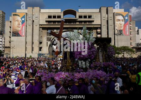 Caracas, Venezuela. 13. April 2022. CARACAS, VENEZUELA - 13. APRIL: Katholische Gemeindemitglieder nehmen an der traditionellen Prozession des Nazareno de San Pablo im Rahmen der Karwoche am 13. April 2022 in Caracas, Venezuela, Teil. (Foto von Pedro Rances Mattey/PxImages) Credit: Px Images/Alamy Live News Stockfoto