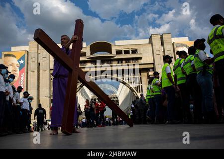 Caracas, Venezuela. 13. April 2022. CARACAS, VENEZUELA - 13. APRIL: Katholische Gemeindemitglieder nehmen an der traditionellen Prozession des Nazareno de San Pablo im Rahmen der Karwoche am 13. April 2022 in Caracas, Venezuela, Teil. (Foto von Pedro Rances Mattey/PxImages) Credit: Px Images/Alamy Live News Stockfoto