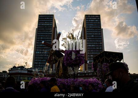 Caracas, Venezuela. 13. April 2022. CARACAS, VENEZUELA - 13. APRIL: Katholische Gemeindemitglieder nehmen an der traditionellen Prozession des Nazareno de San Pablo im Rahmen der Karwoche am 13. April 2022 in Caracas, Venezuela, Teil. (Foto von Pedro Rances Mattey/PxImages) Credit: Px Images/Alamy Live News Stockfoto