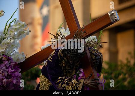 Caracas, Venezuela. 13. April 2022. CARACAS, VENEZUELA - 13. APRIL: Katholische Gemeindemitglieder nehmen an der traditionellen Prozession des Nazareno de San Pablo im Rahmen der Karwoche am 13. April 2022 in Caracas, Venezuela, Teil. (Foto von Pedro Rances Mattey/PxImages) Credit: Px Images/Alamy Live News Stockfoto