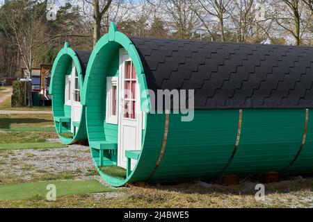 Holzschlaffass für die Nacht auf einem Campingplatz in Deutschland Stockfoto