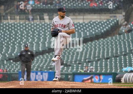 Detroit MI, USA. 13. April 2022. Boston Pitcher Nathan Eovaldi (17) wirft einen Pitch während des Spiels mit Boston Red Sox und Detroit Tigers im Comercia Park in Detroit Mi. David Seelig/Cal Sport Medi. Kredit: csm/Alamy Live Nachrichten Stockfoto